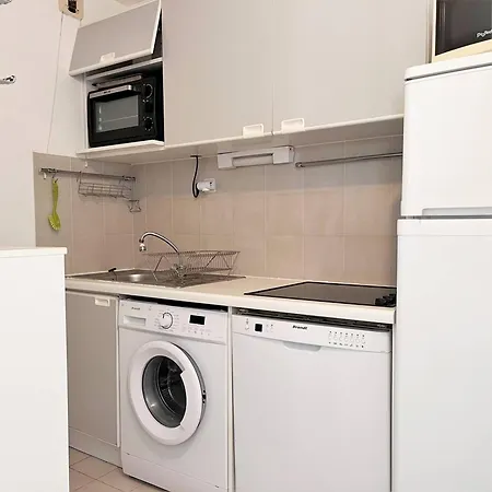 Apartman En Bord De Avec Terrasse, 3 Pieces, 4 Couchages, Parking Prive Au Lavandou - Fr-1-251-555