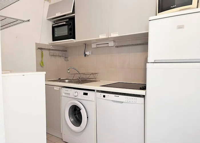 Apartman En Bord De Avec Terrasse, 3 Pieces, 4 Couchages, Parking Prive Au Lavandou - Fr-1-251-555