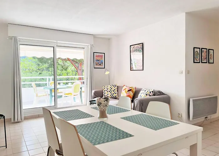 Apartman En Bord De Avec Terrasse, 3 Pieces, 4 Couchages, Parking Prive Au Lavandou - Fr-1-251-555