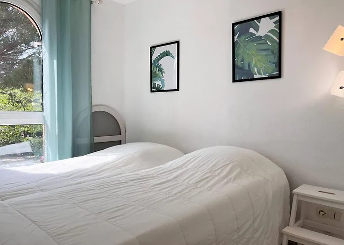 En Bord De Avec Terrasse, 3 Pieces, 4 Couchages, Parking Prive Au Lavandou - Fr-1-251-555 Apartman *