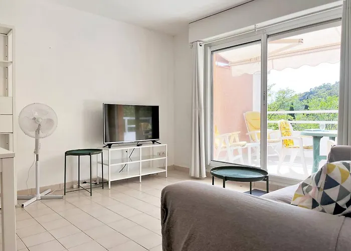 En Bord De Avec Terrasse, 3 Pieces, 4 Couchages, Parking Prive Au Lavandou - Fr-1-251-555 * Le Lavandou