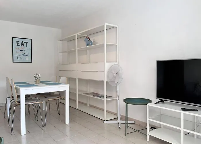 En Bord De Avec Terrasse, 3 Pieces, 4 Couchages, Parking Prive Au Lavandou - Fr-1-251-555 Apartman